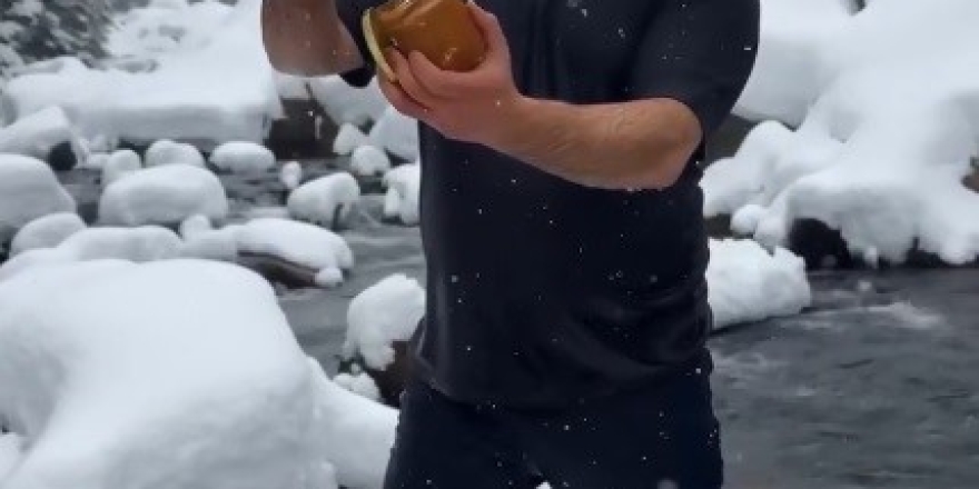 Kar Ve Soğuğa Aldırmadı, Ürününü Tanıtmak İçin Dereye Girdi