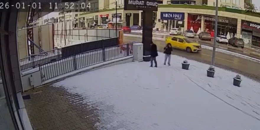 Bursa’da Karla Kaplanan Kaldırımda Kalp Çizdiler, Güvenlik Kamerasını İzleyenlerin İçi Isındı