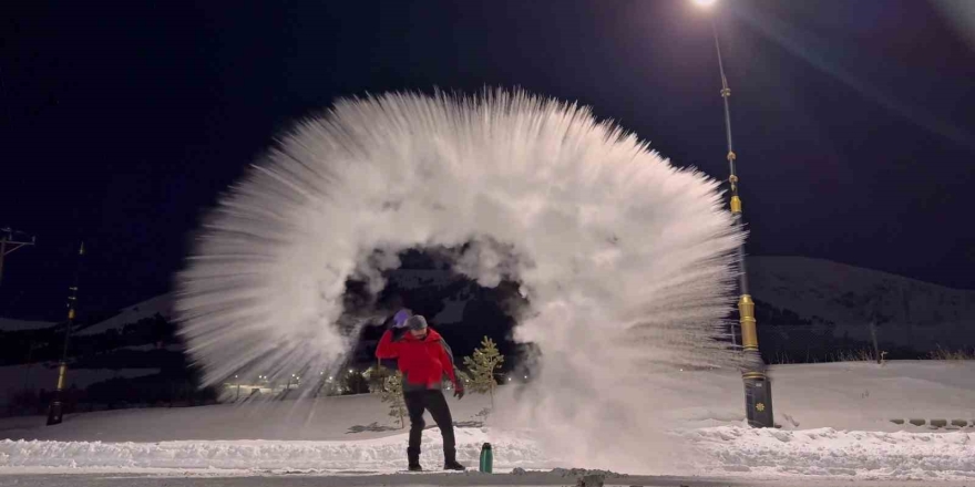 Erzurum’da Kaynar Su Havada Dondu