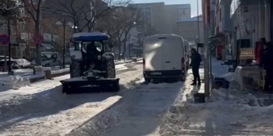 Karsta Esnaf Karla Mücadeleye Satış Yaptığı Traktörlerle Destek Verdi