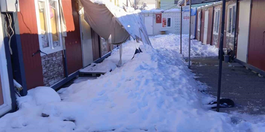 Gölgelikler Kar Ağırlığına Dayanamadı