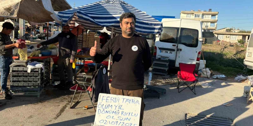 Ferdi Tayfur’un Ölüm Yıldönümünde Lokum Ve Bisküvi Dağıttı