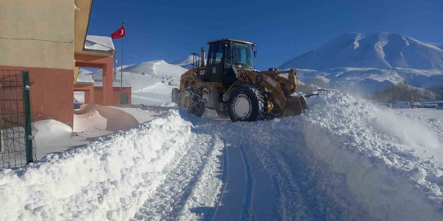 Eleşkirt’te Çığ Engeli Kaldırıldı, 55 Köy Yolu Ulaşıma Açıldı