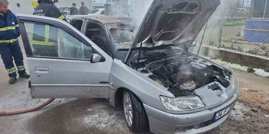 Park Halindeki Araç Yanarak Hurdaya Döndü
