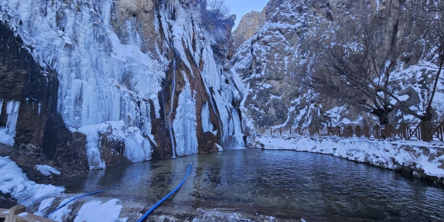 Malatya’da Gürpınar Şelalesi Buz Tuttu