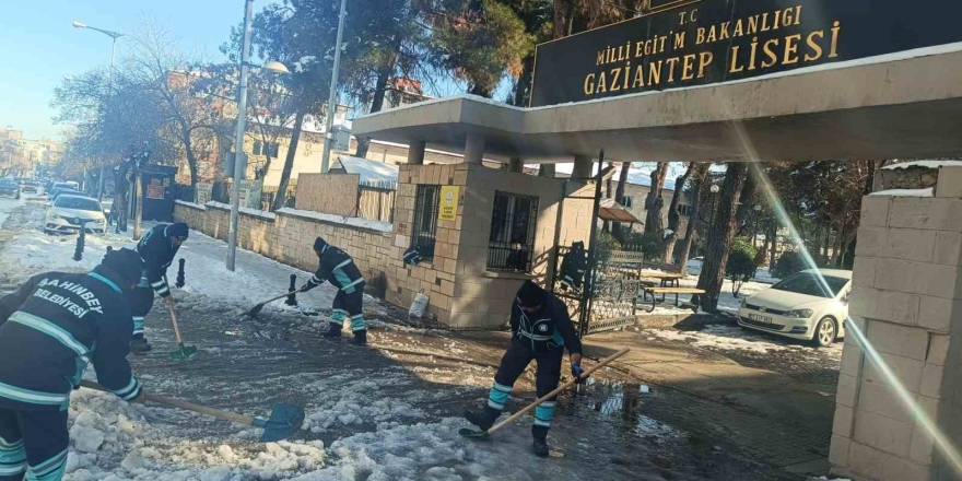Şahinbey Belediyesi Okul Etraflarını Ve Yollarını Temizledi