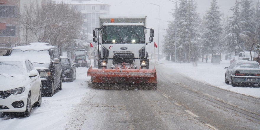 Niğde’de Karla Mücadele Ekiplerinden 24 Saat Mesai