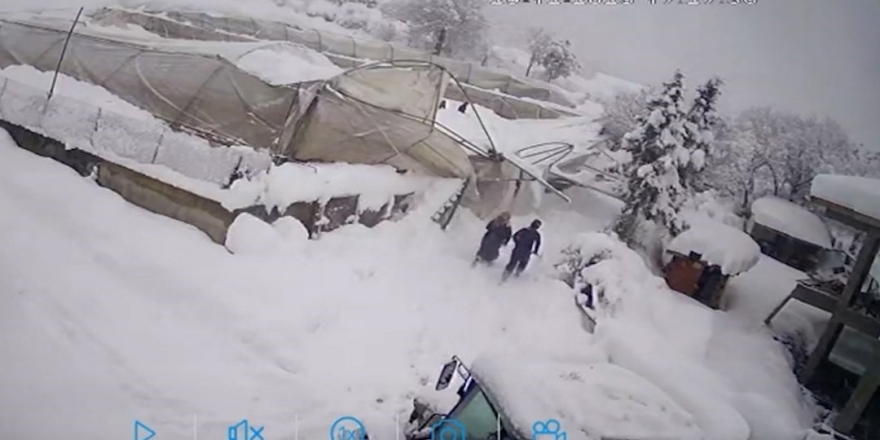 Seraların Çökme Anı Kamerada: Kar Altında Kaldı, Komşularının Yardımıyla Kurtarıldı
