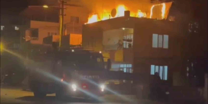 Hatay’da Müstakil Evin Damı Alevlere Teslim Oldu