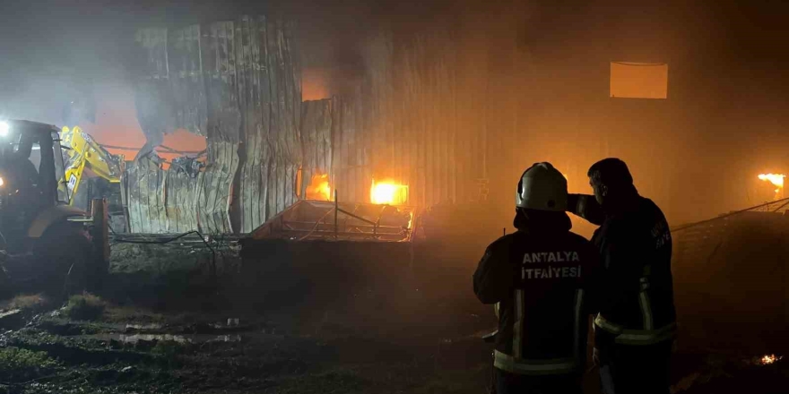 Alanya’da Klima Deposu Alevlere Teslim Oldu