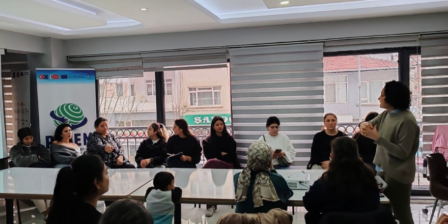 ’ben De Yazdım Kendi Romanımı’ Projesi Katılımcılarına Eğitim Verildi