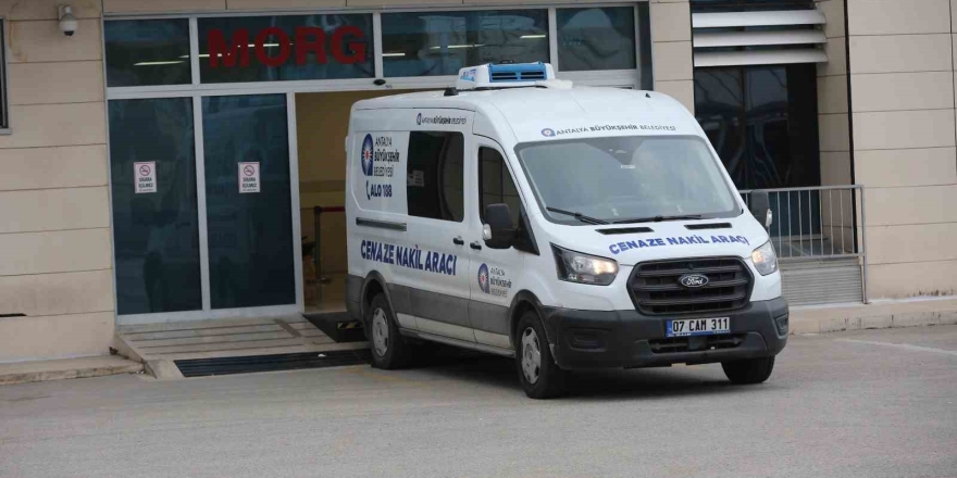 Antalya’da Bıçaklanarak Öldürülen Anne Ve Kızının Cenazeleri Ankara’ya Götürüldü