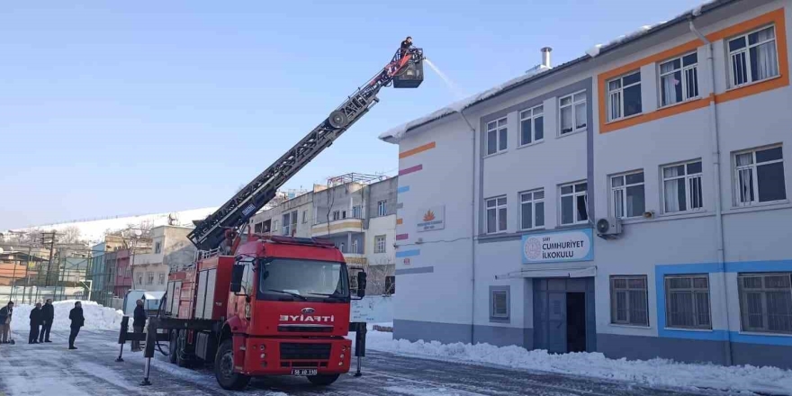Siirt’te Cadde, Sokak Ve Okulların Çatısındaki Kar Kütlesi İtfaiye Tarafından Temizleniyor