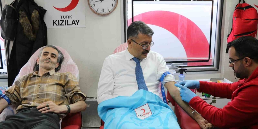 Vali Çelik, Kan Verdi Ve Kan Bağışı İçin Çağrı Yaptı