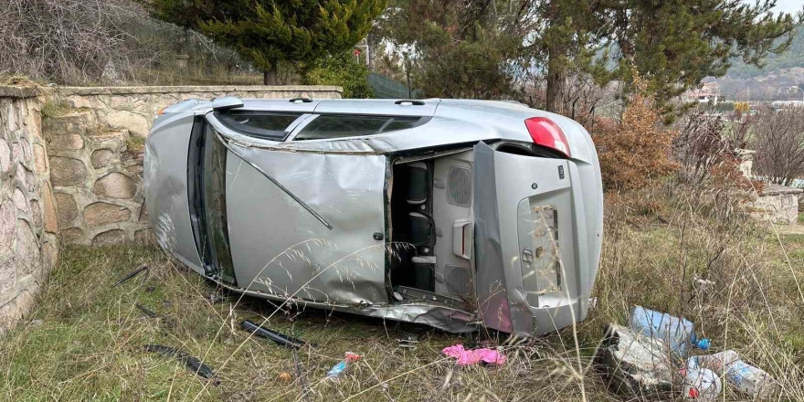 Uşak’ta Kontrolden Çıkan Otomobil Bahçeye Devrildi: 1 Yaralı