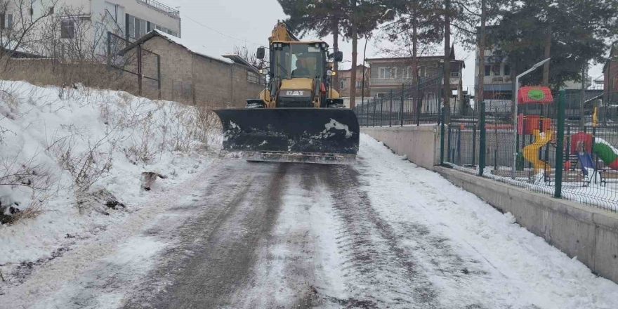 Battalgazi Belediyesi’nden Okul Bahçelerinde Kar Temizliği