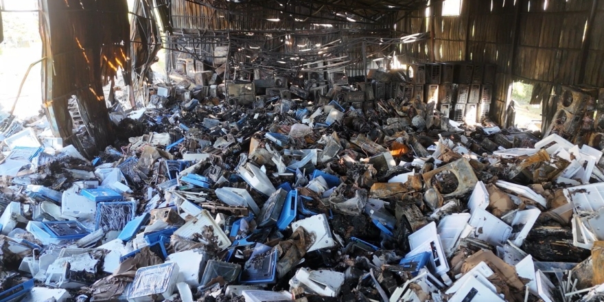 Alanya’da Klima Deposundaki Yangının Boyutu Gün Aydınlanınca Ortaya Çıktı