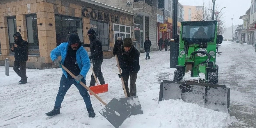 Diyadin’de Karla Mücadele Çalışmaları Devam Ediyor