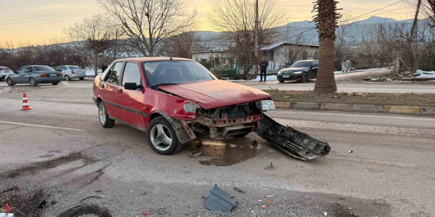 Hassa’da Otomobille Çarpışan Motosikletin Sürücüsü Yaralandı