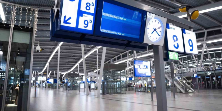 Hollanda’da Kar Yağışı Tren Seferlerini Durdurdu, 300 Uçuş İptal Edildi