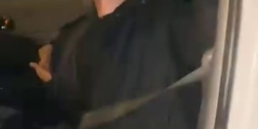 Aracına Çarpan 3 Kişiyi Kendinden Geçmiş Halde Gördü, O Anları Kayda Aldı