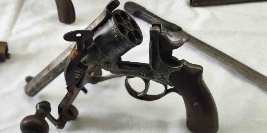 Bursa’da Tarihi Eser Operasyonu.. Çok Sayıda Silah ve Obje Ele Geçirildi!