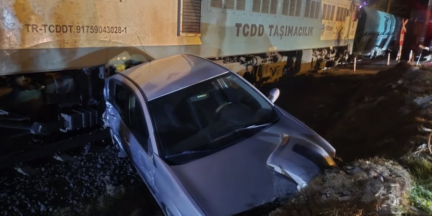 Osmaniye’de Hemzemin Geçitte Tren İle Otomobil Çarpıştı