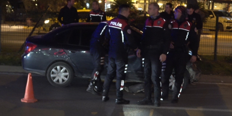 Antalya’da Polisten Kaçan Sürücü Kaza Yaptı