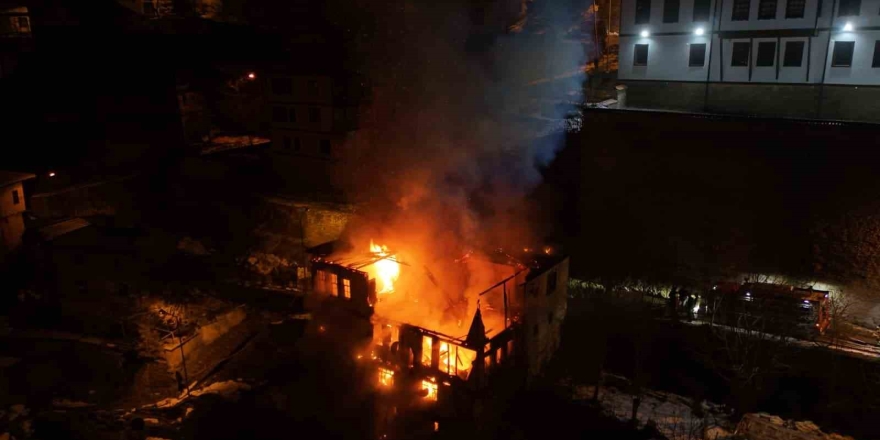 Safranbolu’da 200 Yılık Tarihi Konak Alevlere Teslim Oldu