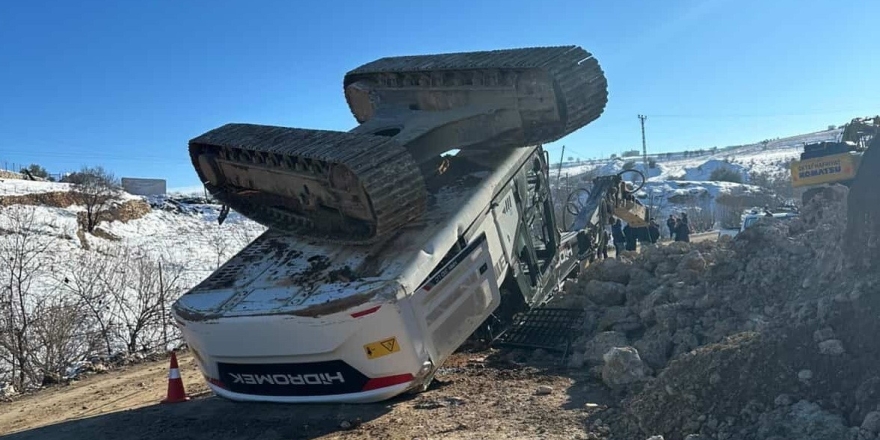 Yol Yapım Çalışmasında İş Makinesi Devrildi