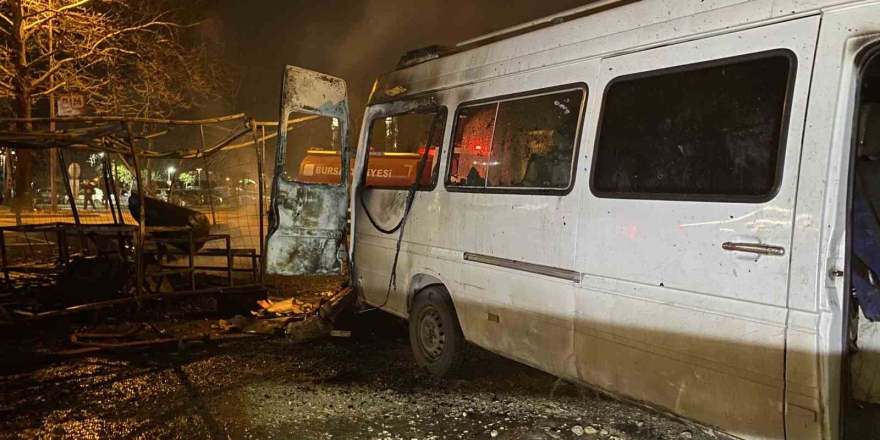 Bursa Korkutan Yangın: Baraka Ve Minibüs Alev Topuna Döndü