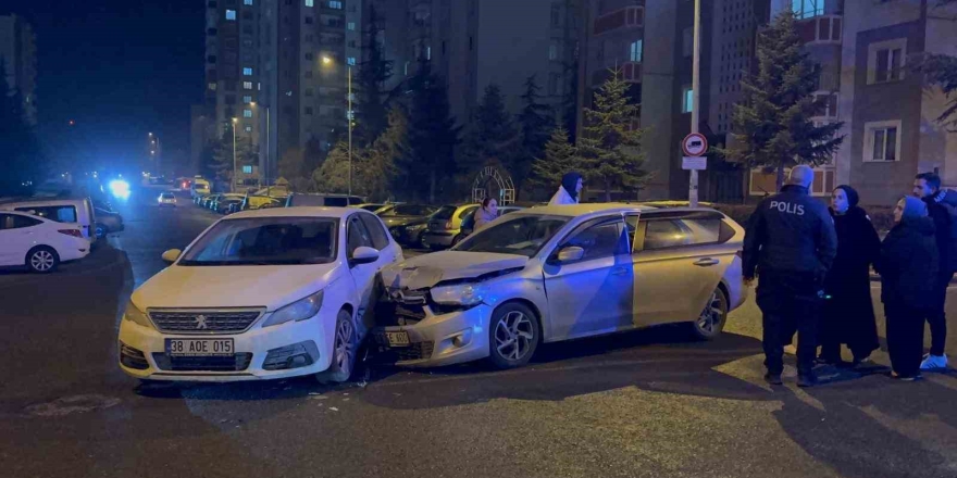 İ̇ki Otomobil Çarpıştı: 1 Yaralı