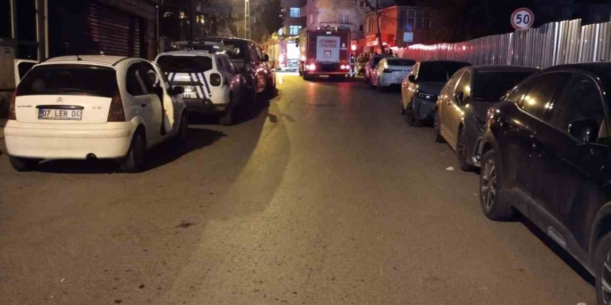 Kartal’da 5 Katlı Binanın Çatısında Yangın