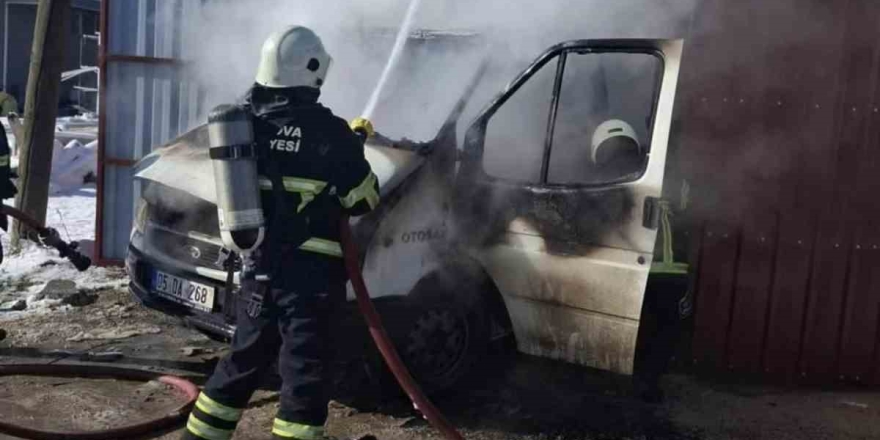Suluova’da Park Halindeki Kamyonet Yandı