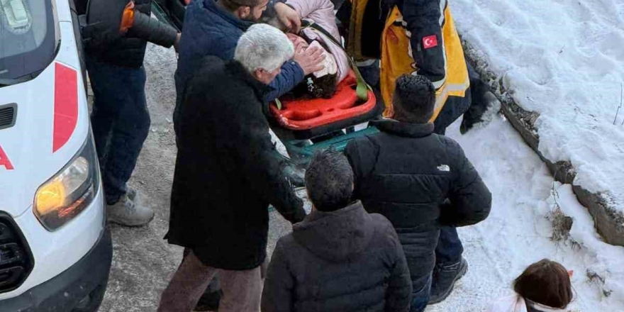 Kars’ta Okula Giden Öğrencinin Başına Buz Kütlesi Düştü