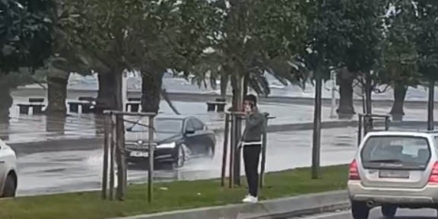 Pendik’te Fırtına Nedeniyle Deniz Suyu Sahil Yoluna Vurdu