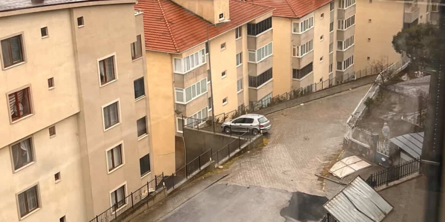 Gemlik’te Şiddetli Lodos Sebebiyle Çatılar Bir Bir Uçtu