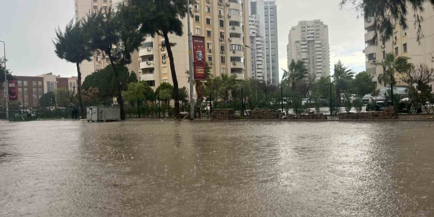 İ̇zmir’de Sağanak Ve Fırtına Hayatı Felç Etti, Yollar Göle Döndü