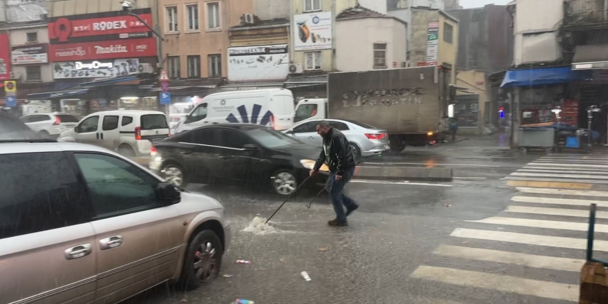 Beyoğlu’nda Esnaftan Su Baskınlarına Karşı Kum Torbalı Önlem