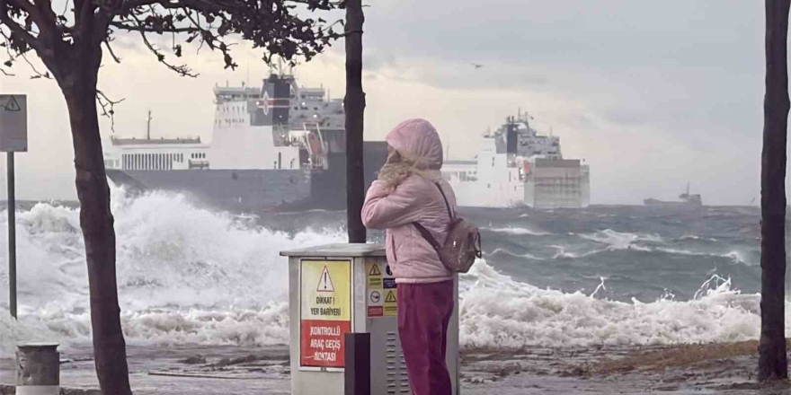 Fatih’te Lodos Nedeniyle Adeta Denizle Kara Birleşti