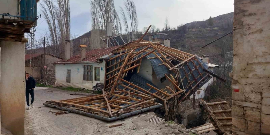 Bozkır’da Şiddetli Rüzgar Çatıyı Uçurdu
