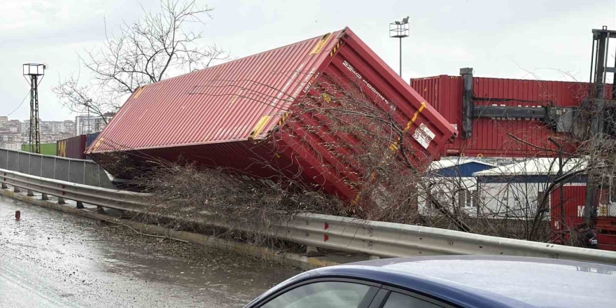 Şiddetli Rüzgar Eski Gümrük Sahasında Konteynırları Devirdi