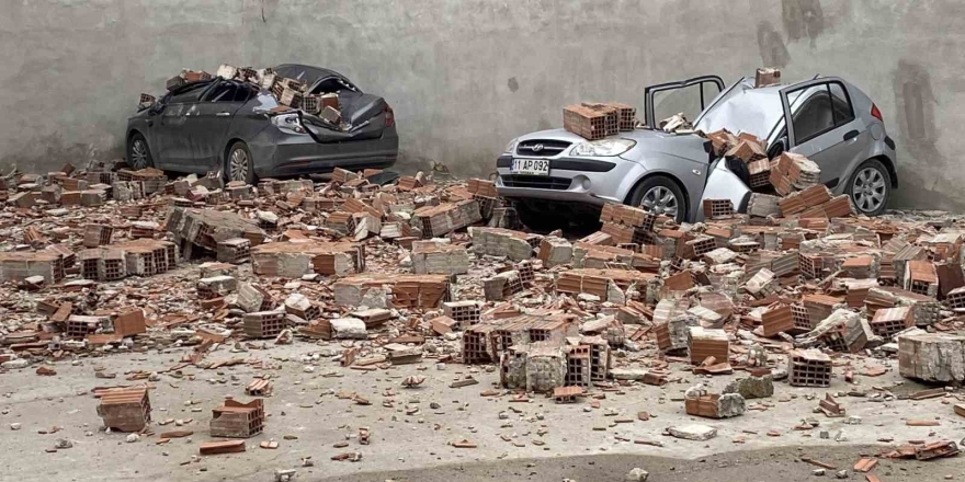 Metruk Binanın Çatı Duvarı Otoparka Devrildi, 6 Araçta Hasar Oluştu