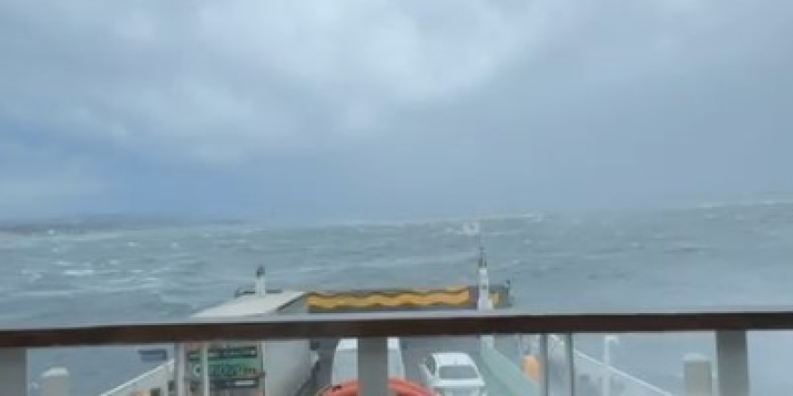 Eskihisar İskelesine Yanaşamayıp Sürüklenen Arabalı Feribot Güvenli Bölgede Fırtınanın Geçmesini Bekliyor