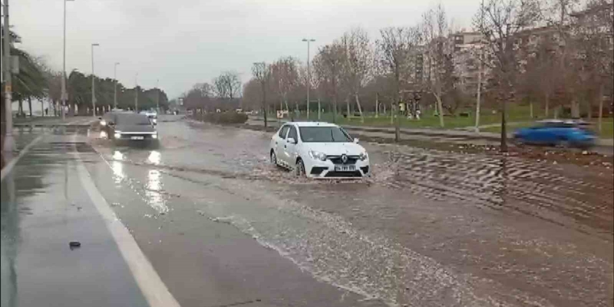 Tuzla’da Kuvvetli Fırtına Nedeniyle Deniz Taştı, Yollar Göle Döndü