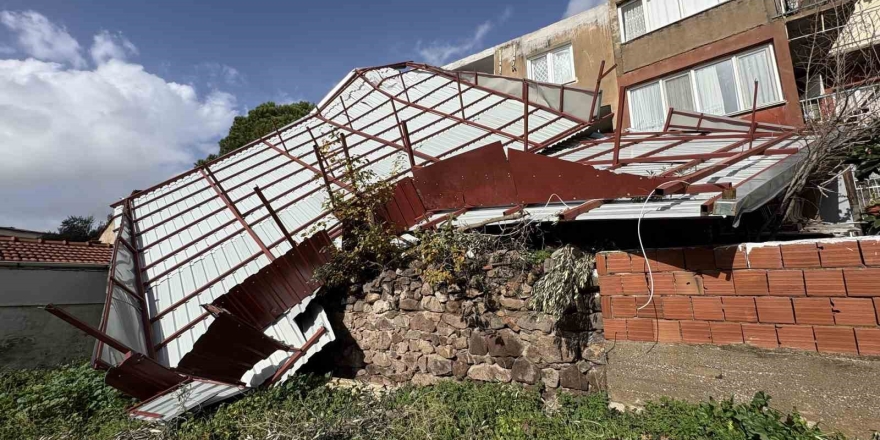 İ̇zmir’de 4 Katlı Binanın Çatısı Uçtu