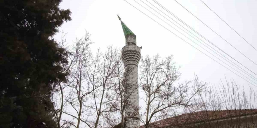 Burdur’da Şiddetli Rüzgar Nedeniyle Minarenin Kubbesi Koptu