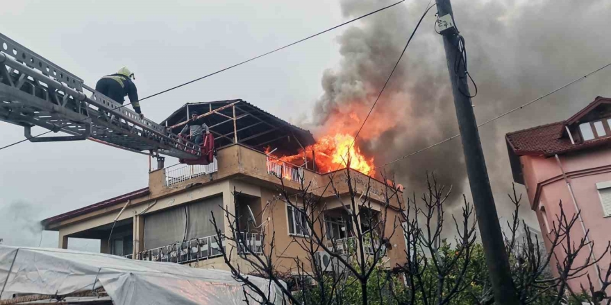 Köyceğiz’de Çatıda Balyan Yangında Ev Tamamen Yandı