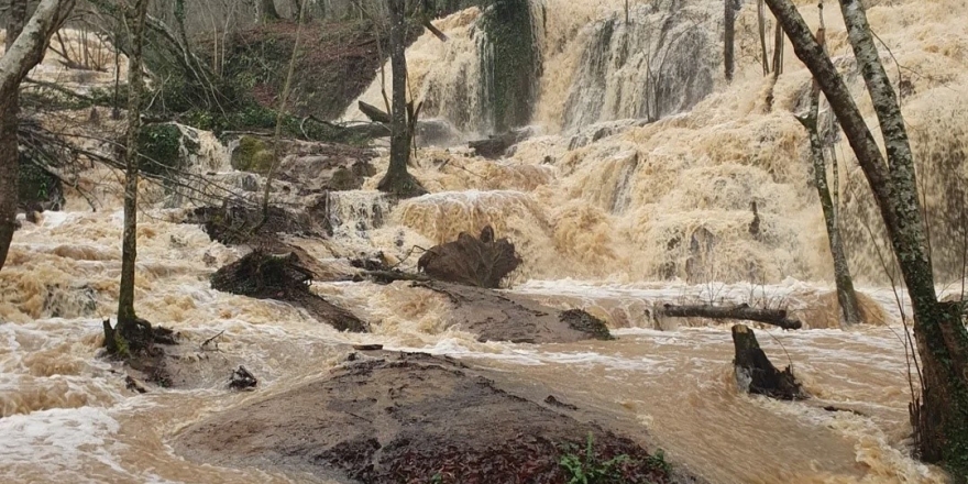 Kuruyan Karapınar Şelalesi Yağışlarla Yeniden Hayat Buldu