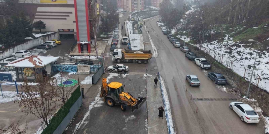 Karabük Belediyesi Kar Temizleme Çalışmaları Sürüyor